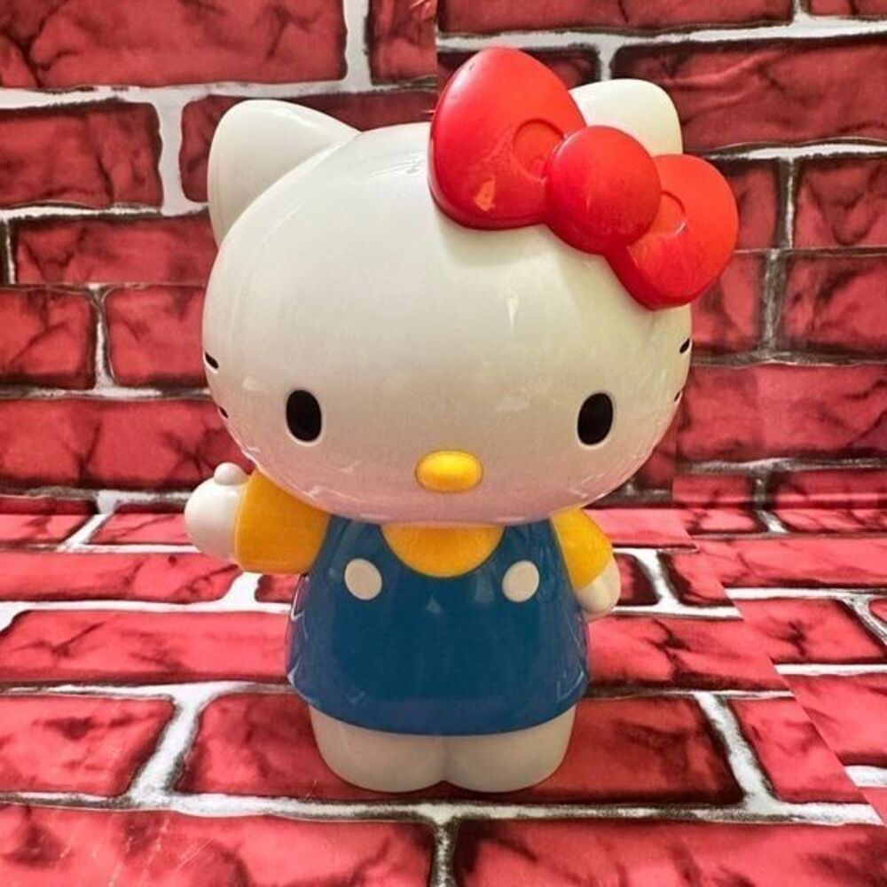 Hello Kitty Dancing waving Figure
